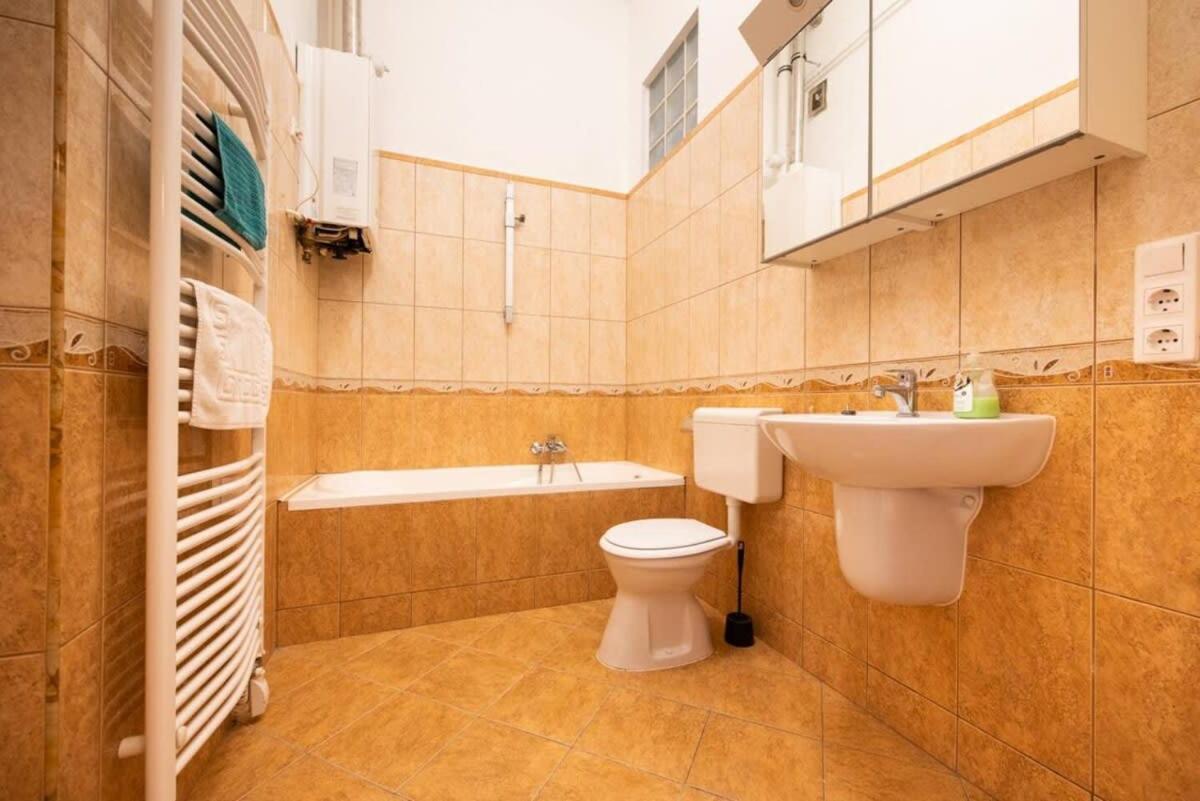 Very Central Convenient Large Ac Place 부다페스트 외부 사진